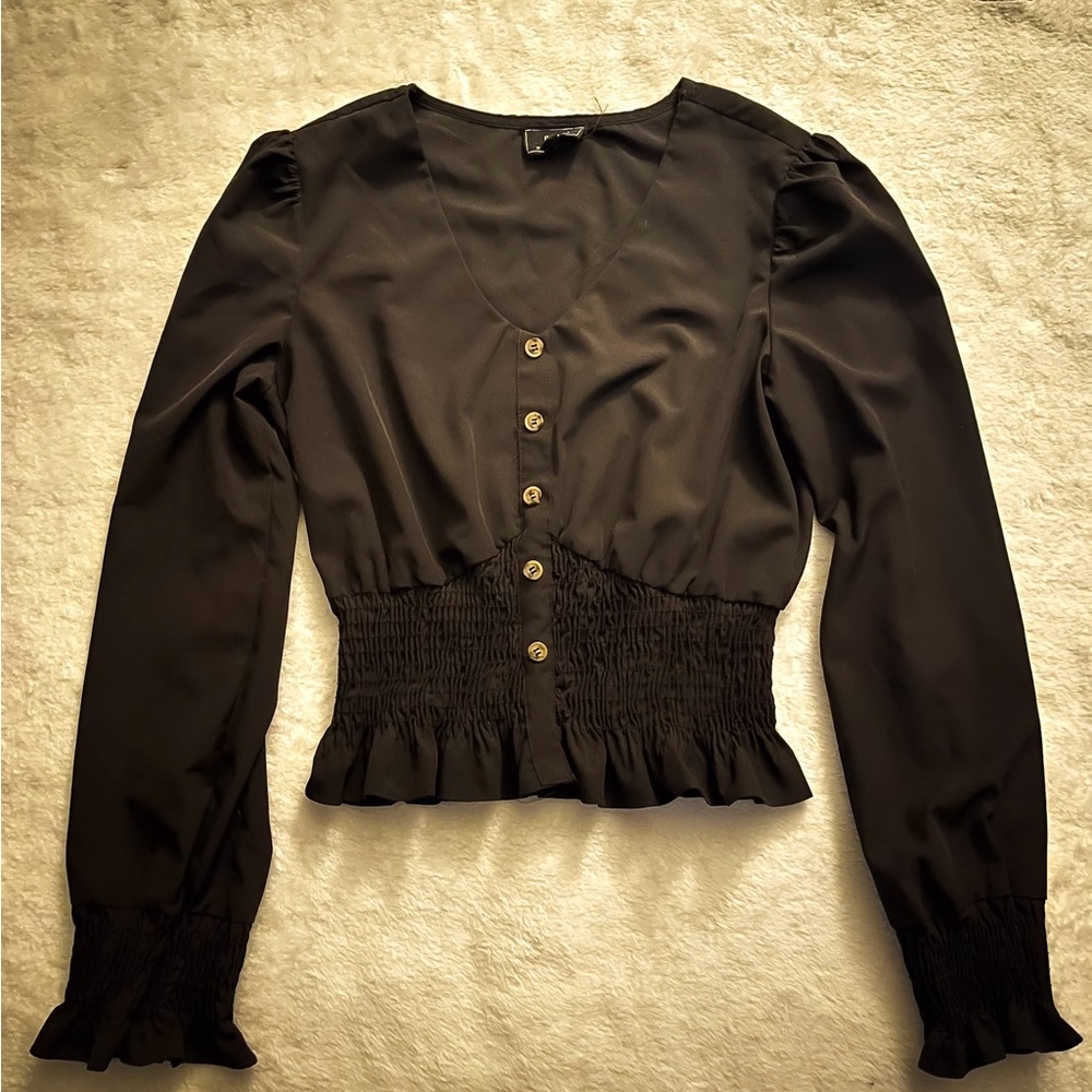 Fitted black blouse with slightly puffed sleeves